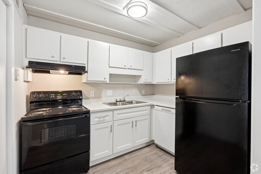 2BR, 1.5BA - 1,150SF - Kitchen - Flourish Park