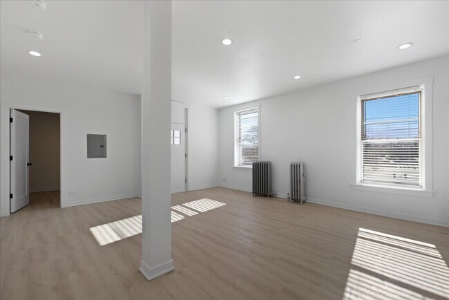 Building Photo - 6977 N Bell Ave