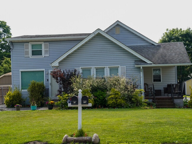 Duplex with own entrance, porch, driveway, basement - 27 Bayview Ave