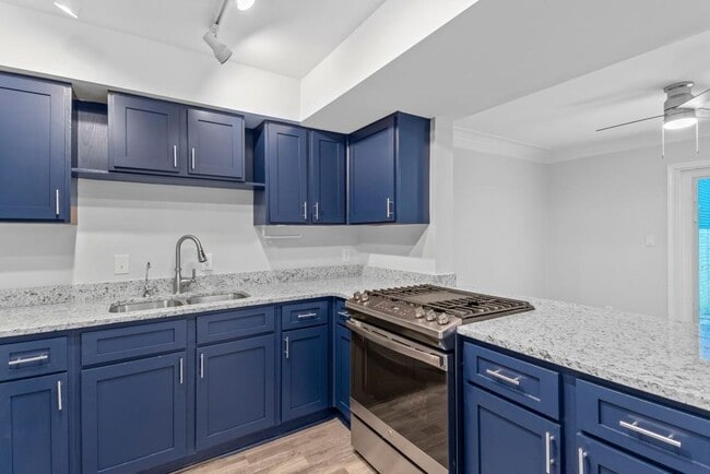 Building Photo - 856 St Charles Ave NE