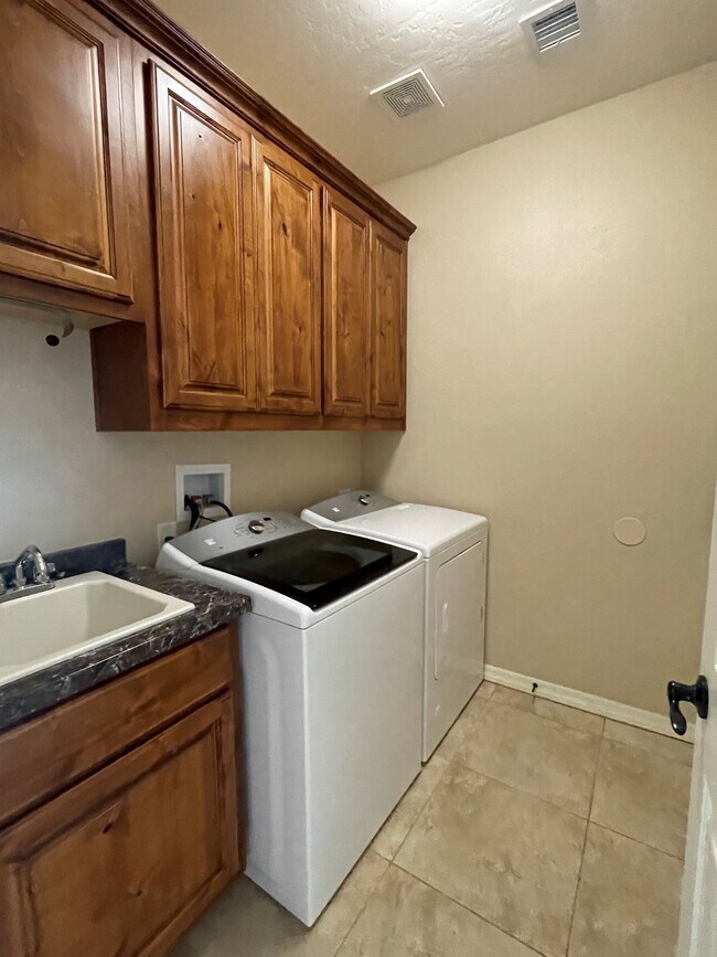 Building Photo - 1611 Cloudstone Dr