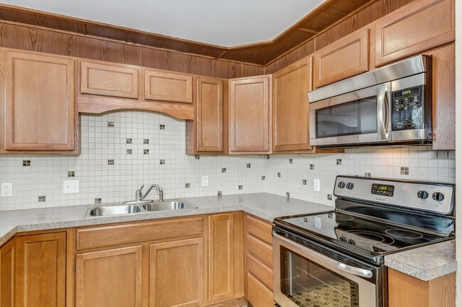 Building Photo - Updated 1 bed 1 bath duplex