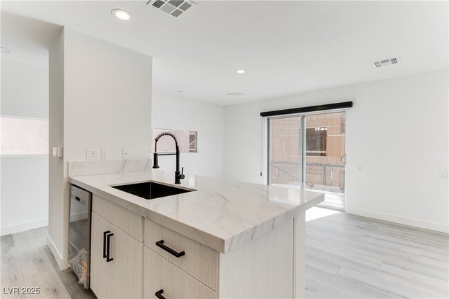 Building Photo - 254 Tower St