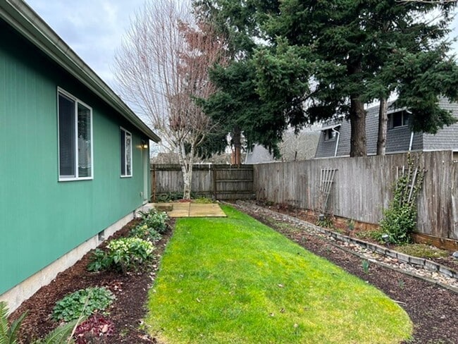 Building Photo - 3Bd/2Ba Single Story House - Available to View!