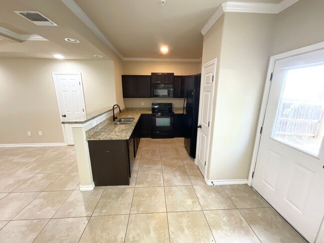 Building Photo - Luxury townhome by Retama Park!