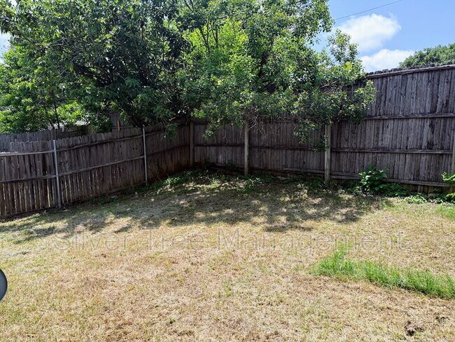 Building Photo - 6845 S Creek Dr