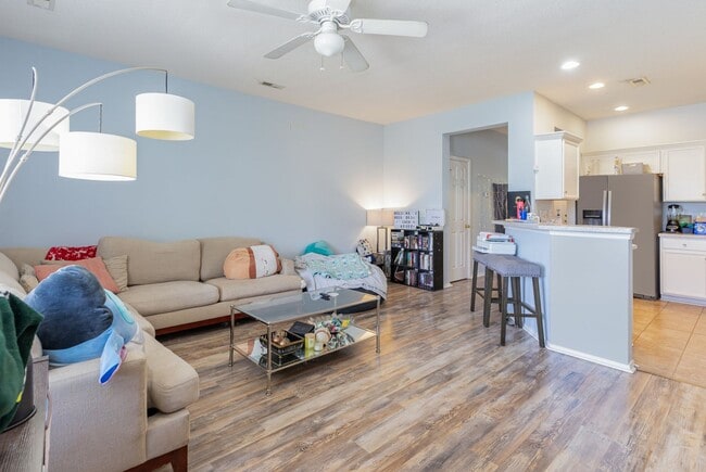 Building Photo - BEAUTIFUL - Lakefront Living – 3BR/3BA Tow...