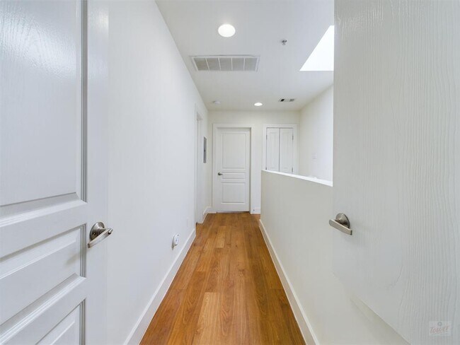 Building Photo - 711 W 32nd St