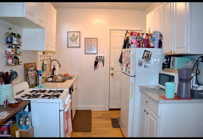 Building Photo - 3843 N Greenview Ave