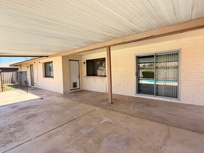 Building Photo - 718 E Manhatton Dr