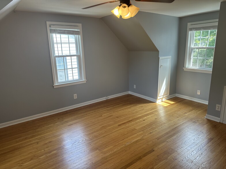 Second bedroom upstairs. - 5101 Boulevard Pl