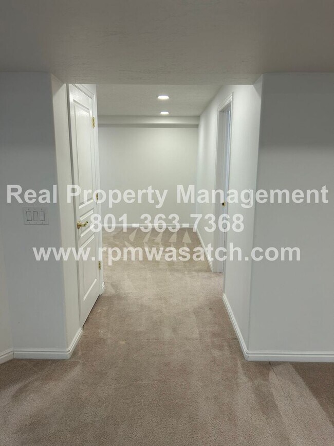 Building Photo - Don't miss out on this gorgeous and spacious basement apartment. It will go fast!!