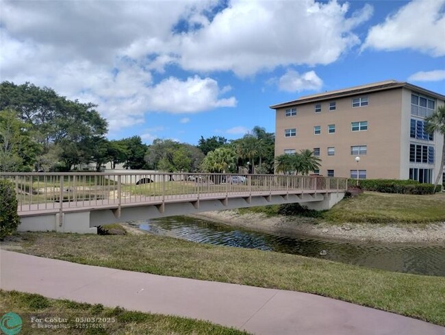Building Photo - 1905 Bermuda Cir