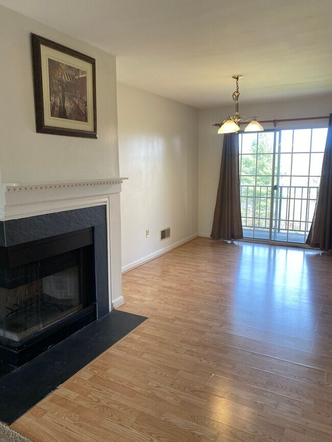 Building Photo - Great ‘Seven Oaks’ Condo