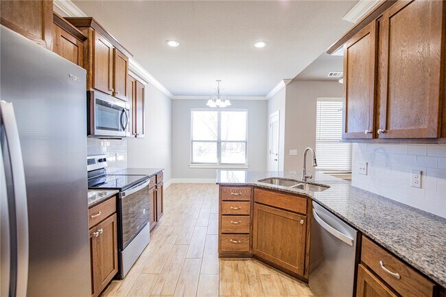 Building Photo - 303 Alder St