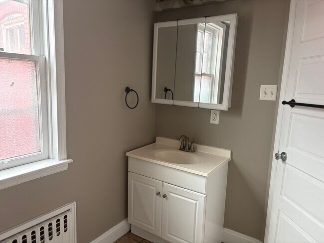Building Photo - 4 Bedroom House Parking York City