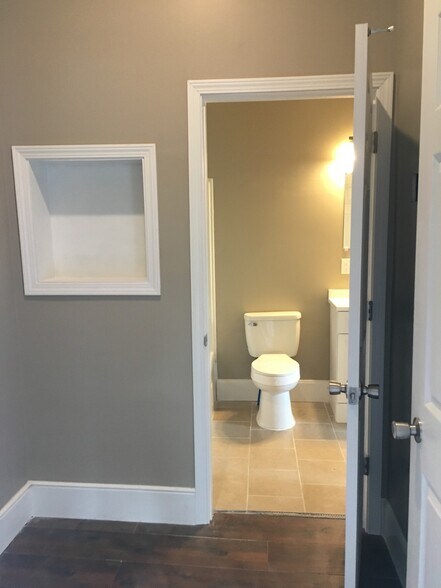 Building Photo - 621 E Chestnut St