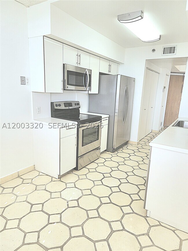 Building Photo - 20185 E Country Club Dr