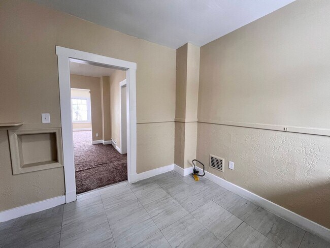 Building Photo - 1947 Sussex Pl