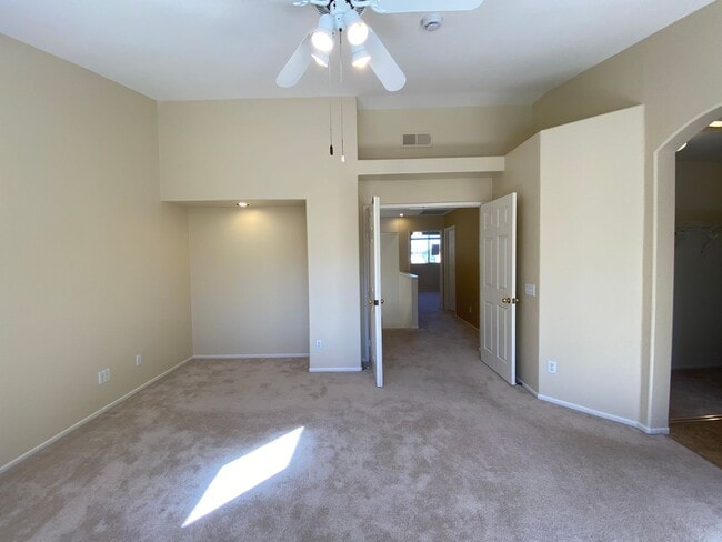 Building Photo - Beautiful Spacious 3BR/2.5BA Located in the Ivey Glenn Community!!