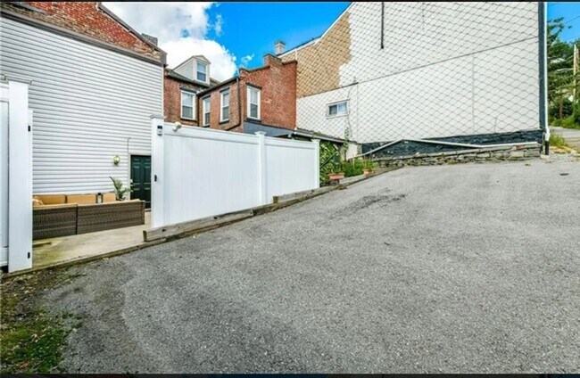 Building Photo - Gorgeous 3 bedroom townhome in Pittsburgh's Fineview Neighborhood