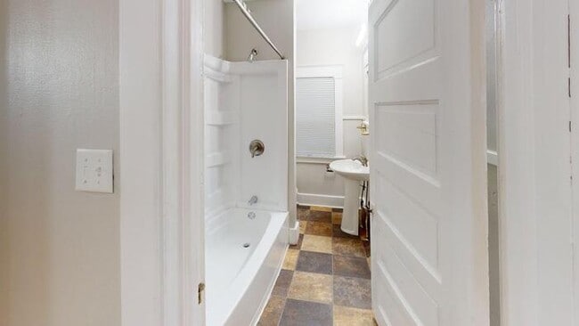 Building Photo - 612 E D Ave