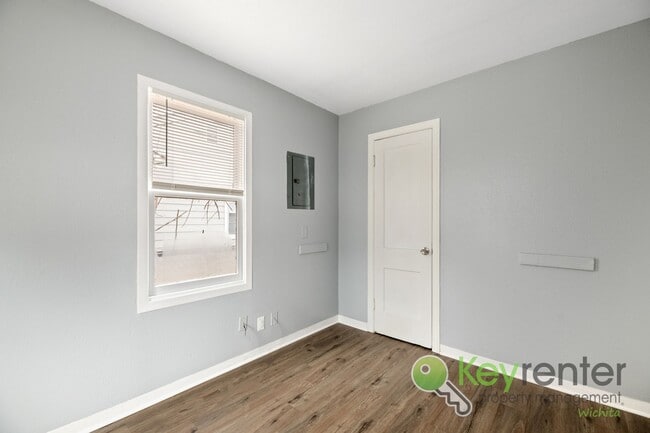 Building Photo - 1338 N Volutsia