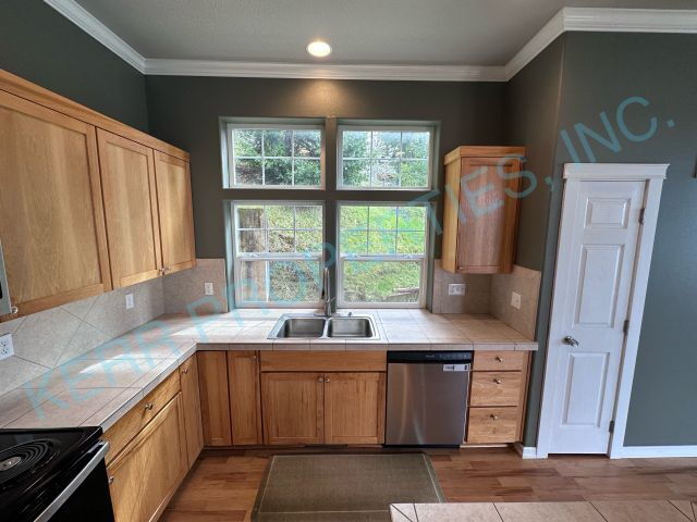 Building Photo - THE FIRST FULL MONTH'S RENT IS FREE! Charming 3-Bedroom Tri-Level Retreat in Estacada with Spacio...