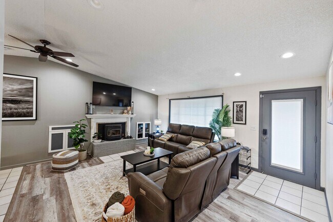 Building Photo - GORGEOUS 3 Bedroom (+BONUS ROOM!) 2 Bath Home with RV/Boat storage near beaches and shopping!