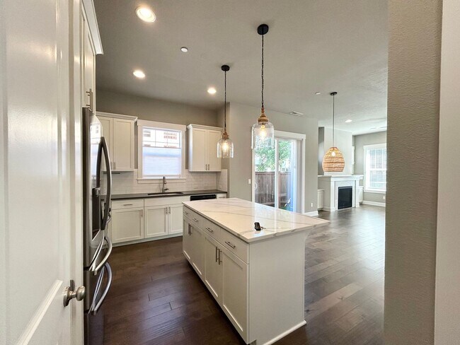 Building Photo - Luxury and Convenience Awaits in this Stunning 3 Bedroom, 2.5 Bathroom House with Abundant Parkin...