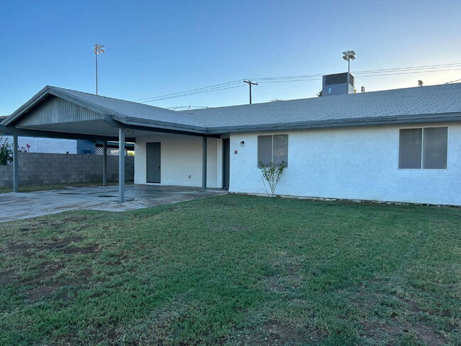 Building Photo - "Well Maintained 3-Bedroom, 2 Bathroom in Yuma Valley!"