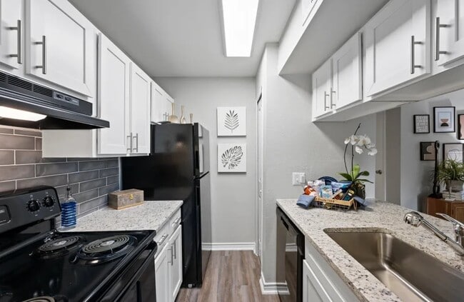 Building Photo - 2020 Plantation Dr