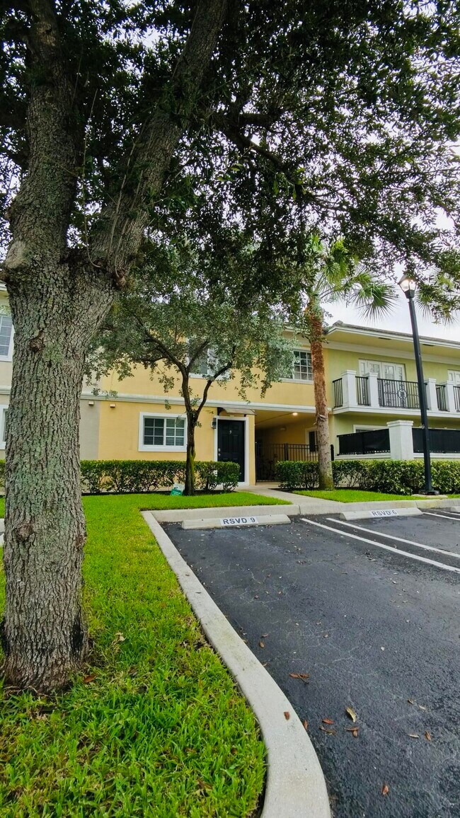 Building Photo - 1000 Palm Trail