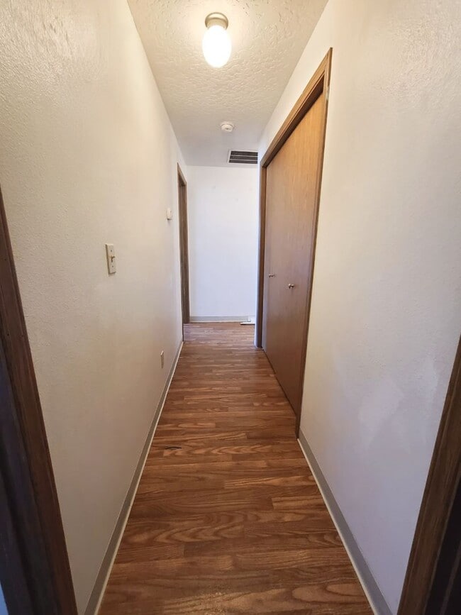Building Photo - 3 bed 2 bath Single-Level townhome *Afford...