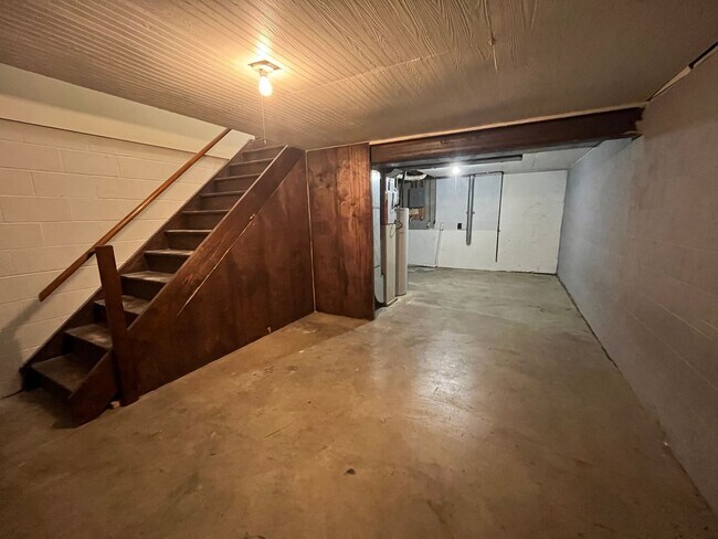 Building Photo - 515-A S Silverwood Lane
