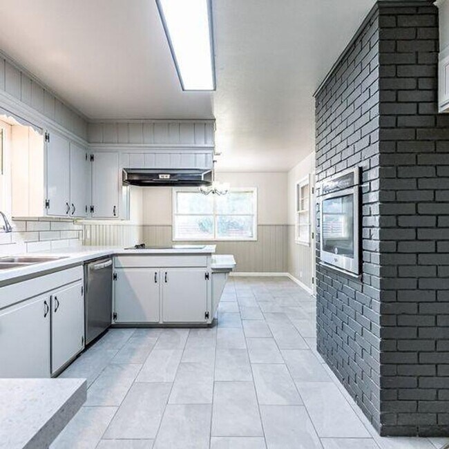 Building Photo - Room to Grow! Spacious, Remodeled 3/2/2 in Great Location!