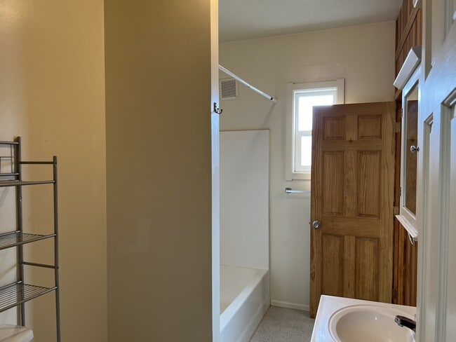 Building Photo - 570 Silver St