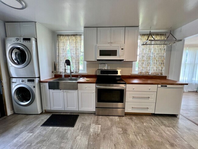 Building Photo - Stunning Single Family Home in King of Pru...