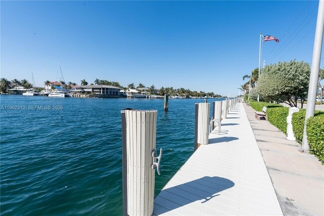 Building Photo - 1021 Hillsboro Mile Unit 204