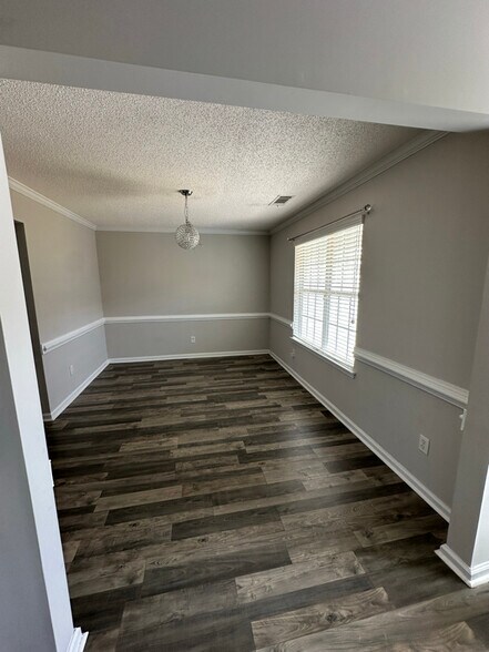 Building Photo - 2010 Village Run Dr