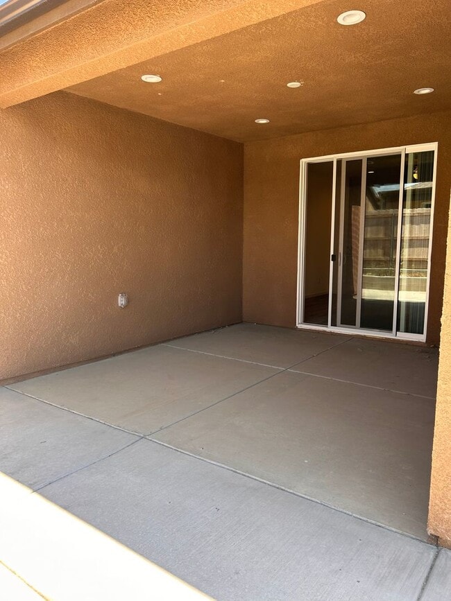 Building Photo - Beautiful home for rent in gated community in Visalia