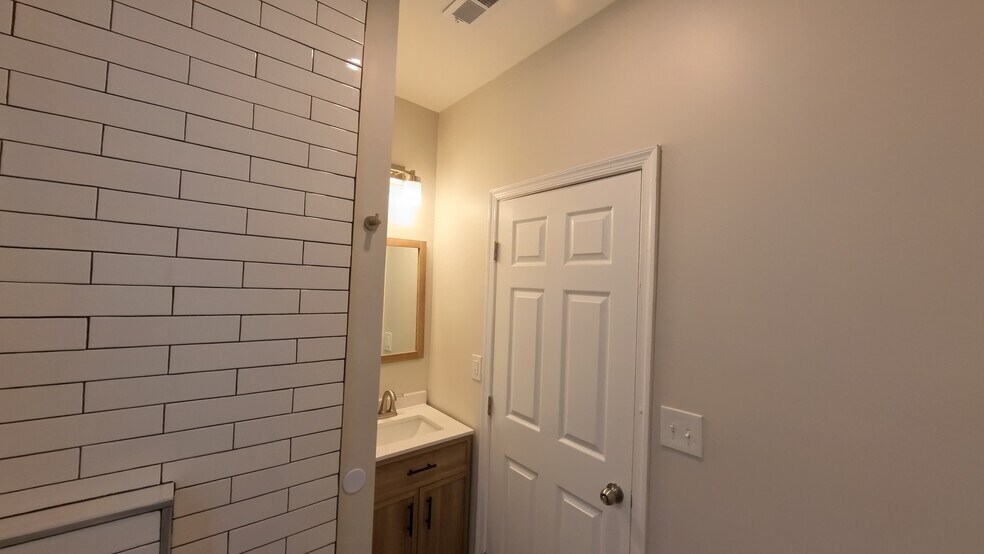 Bathroom - 4646 York Rd