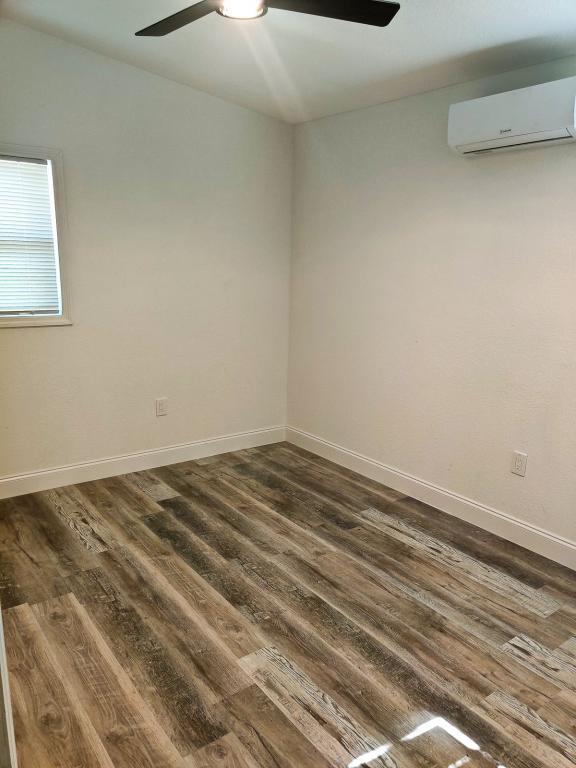Building Photo - 5500 Balboa Dr
