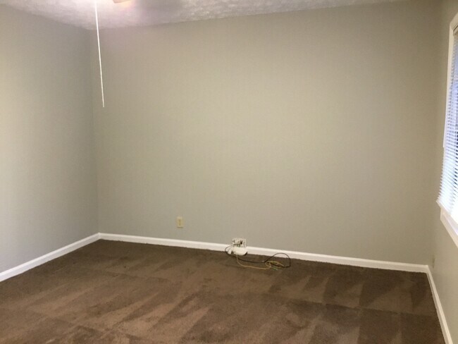 Building Photo - Roomy Southside 3 Bedroom Home with fenced...