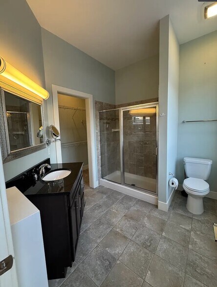 Building Photo - 207 E 6th St