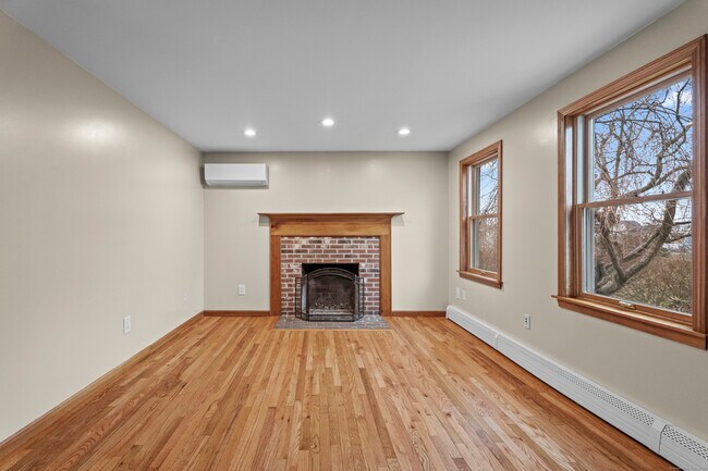 Building Photo - 62 Brookside Ave E