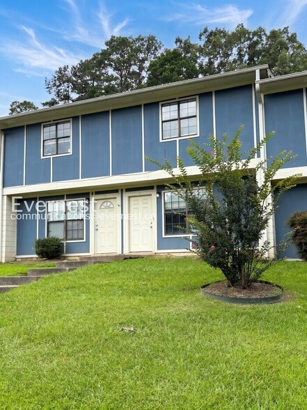 Building Photo - 1800 Labette Manor Dr
