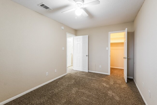 Building Photo - 131 Golfview Ct