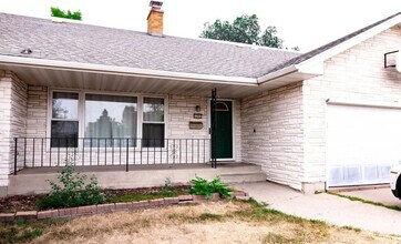 Building Photo - 4 Bedroom 3 Bathroom - South Fargo - All U...