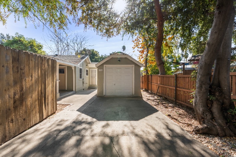 Building Photo - 1446 E Topeka St